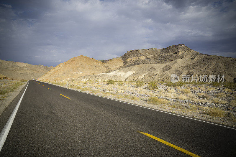通往死亡谷国家公园的路。