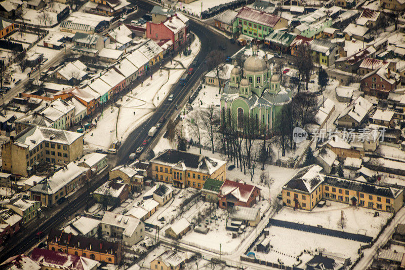 城市郊区在冬季降雪在利沃夫乌克兰利沃夫