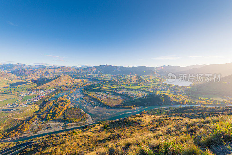 新西兰皇后镇壮观的山峰全景