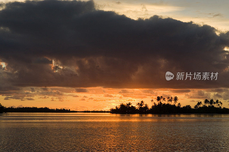 日落海滩泻湖