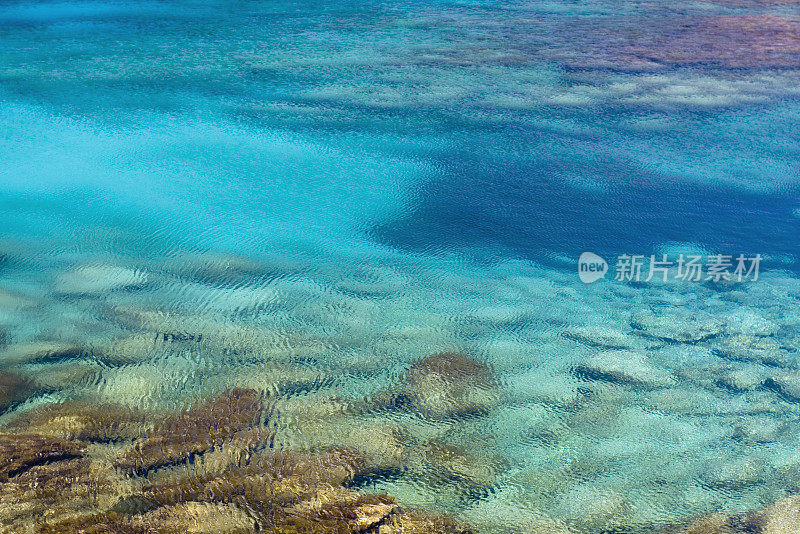 浅水在夏日的灯光下荡起阵阵涟漪，水下的石头绽开