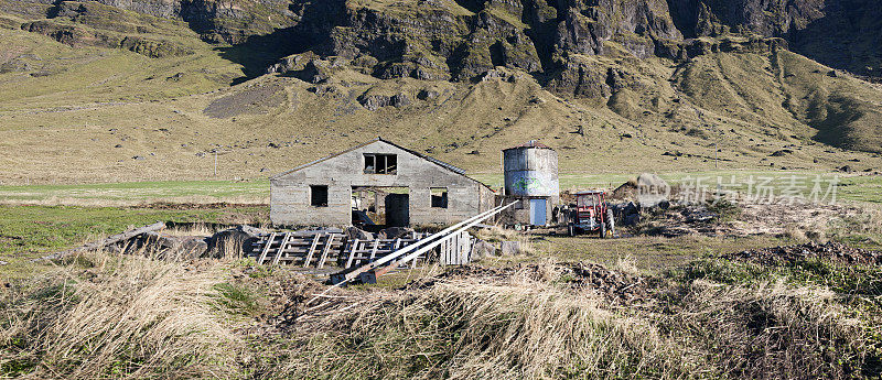 冰岛山坡上的废弃农场建筑