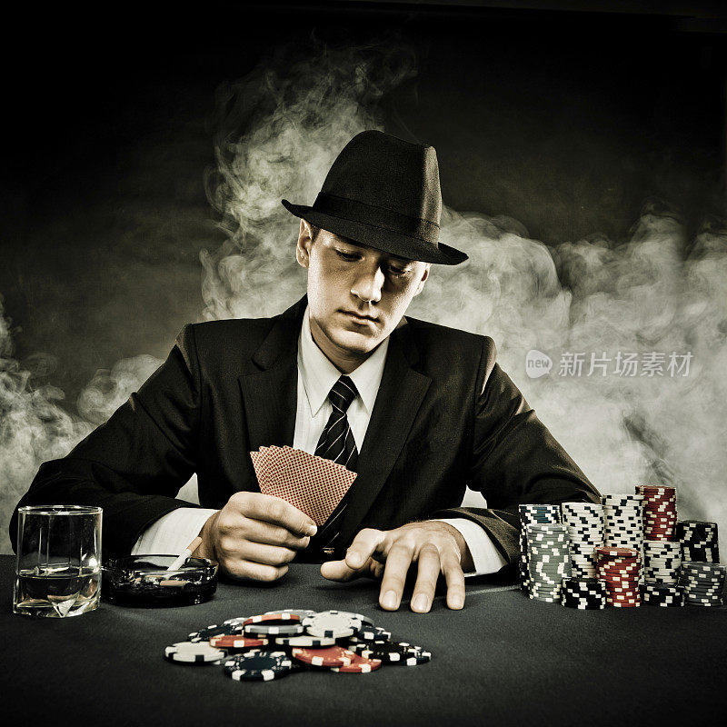 玩扑克的年轻人
