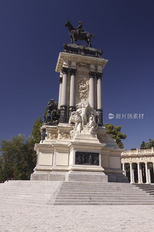 阿方索十二世纪念碑在雷蒂罗公园，西班牙马德里