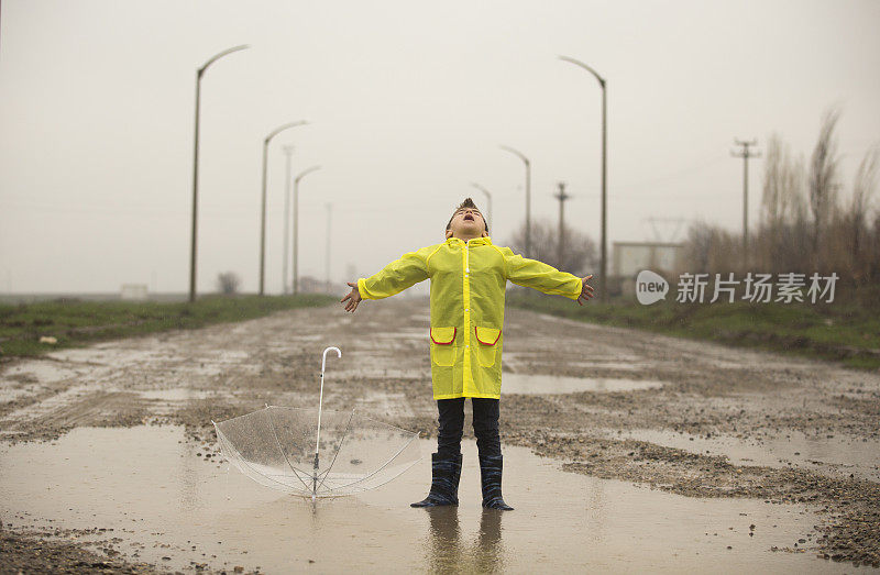 一个小男孩在雨中