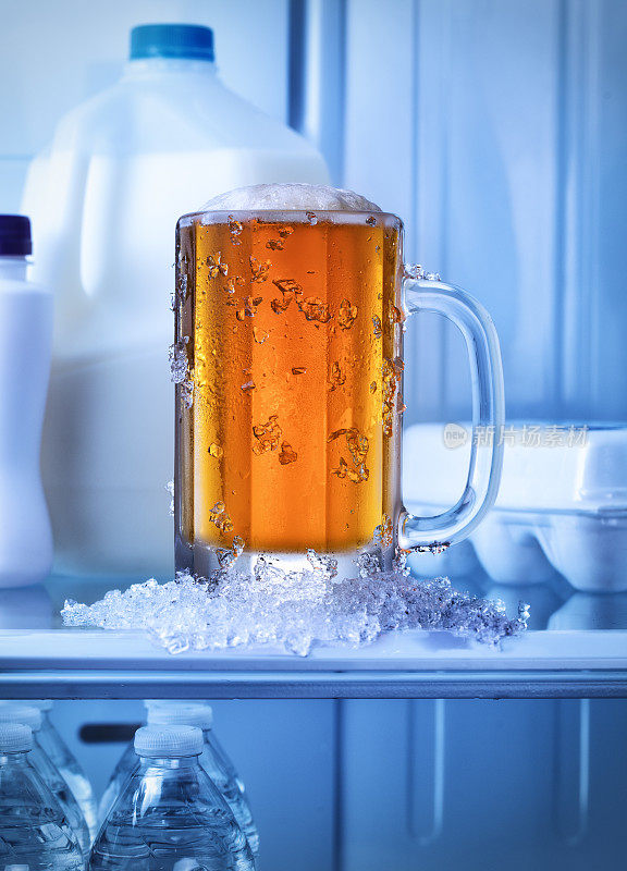 啤酒放在冰箱里冰镇