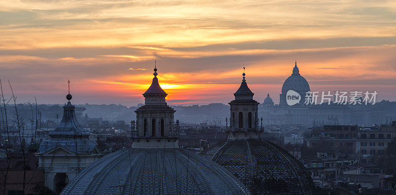 意大利罗马，落日时分教堂圆屋顶的城市景观