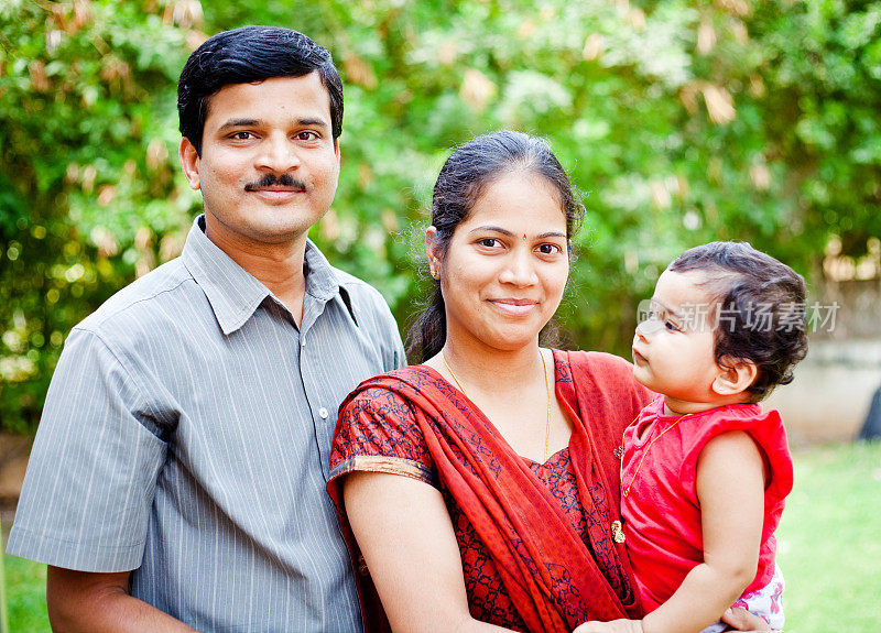 快乐的印度家庭，三个快乐的年轻夫妇