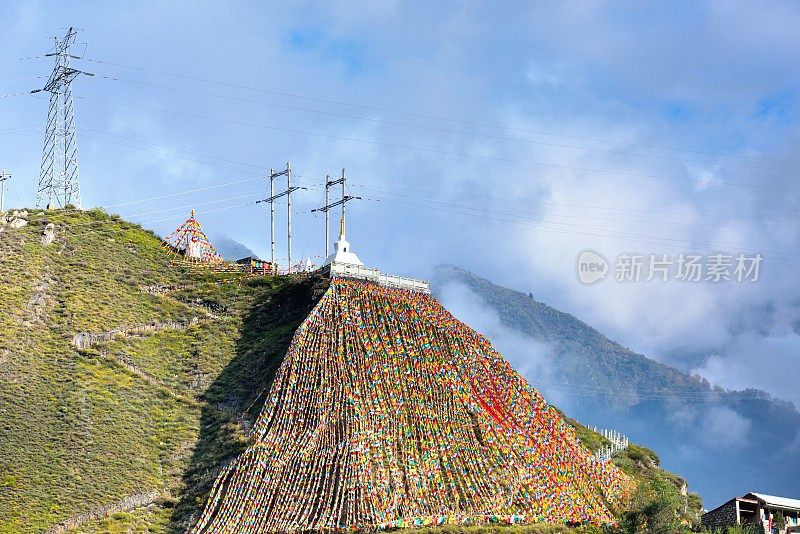 经幡迎风飘扬