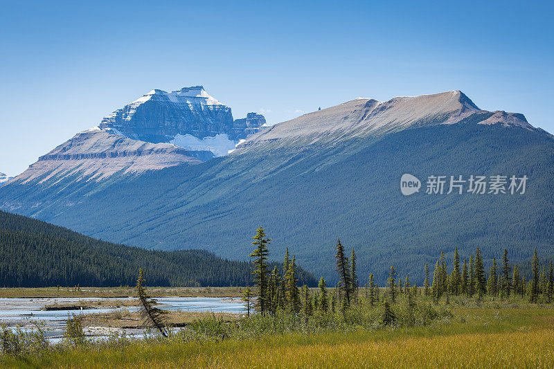 加拿大落基山脉的顶峰和河谷夏日风光