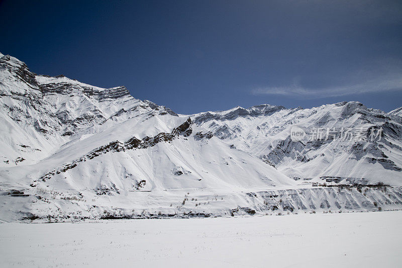 冰雪覆盖的山峰