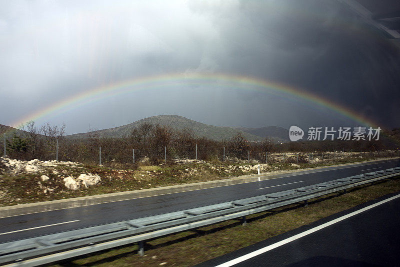 暴雨过后，公路上出现了彩虹