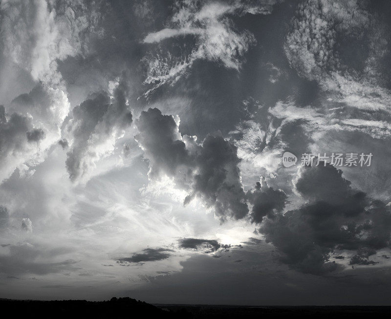 萨里郡上空的乌云