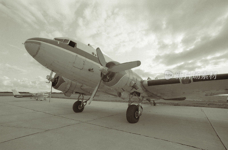 DC-3飞机停在跑道跑道上