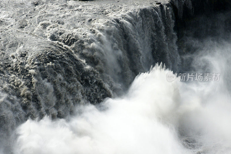 冰岛的瀑布Hafragilsfoss。