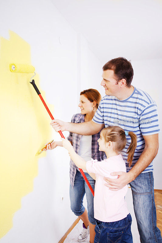 幸福家庭粉刷墙。
