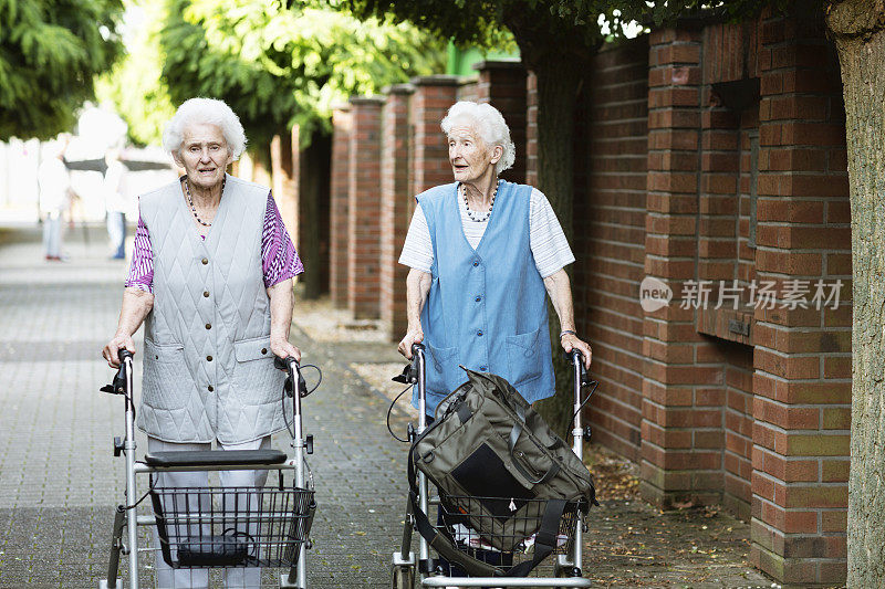 老年妇女靠助行器走路