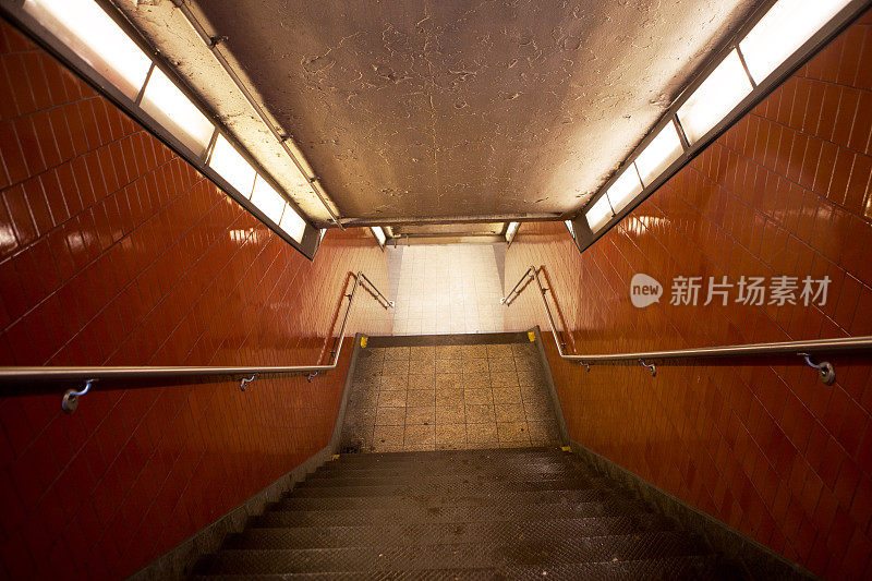 地铁站下楼梯