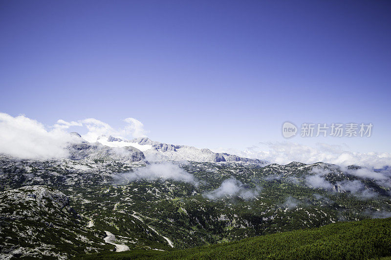 白雪覆盖的阿尔卑斯山