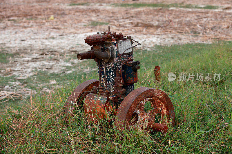 农田里的老式灌溉柴油发动机