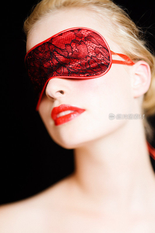戴着红色蕾丝眼罩的女人