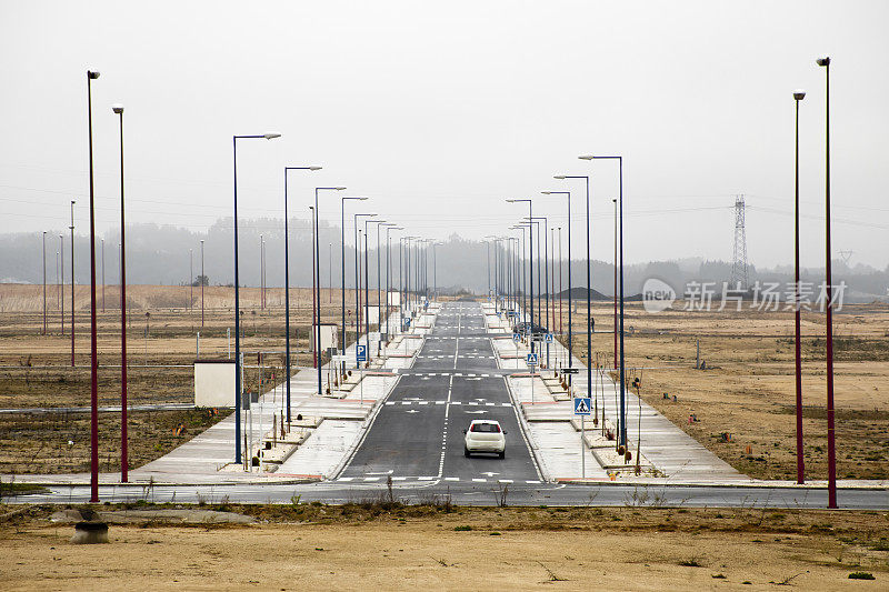 新直街空区，一辆车。