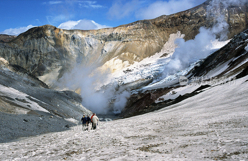 在穆特诺夫斯基火山口散步