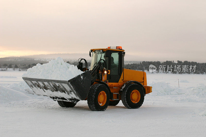 挖掘机在清理积雪