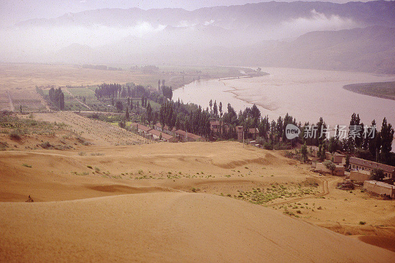 雾黄河腾格里沙漠沙坡图宁夏中卫中国