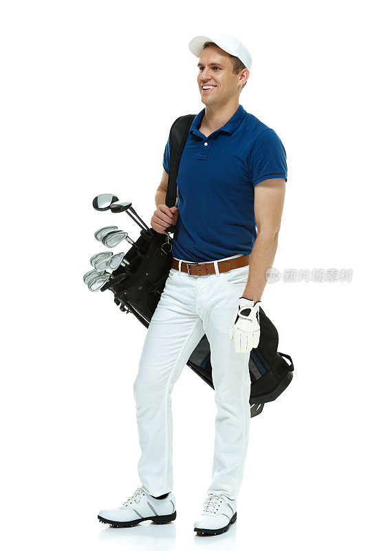 微笑的高尔夫球手拿着高尔夫球袋