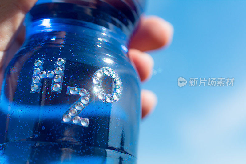 瓶装水与莱茵石文字H20