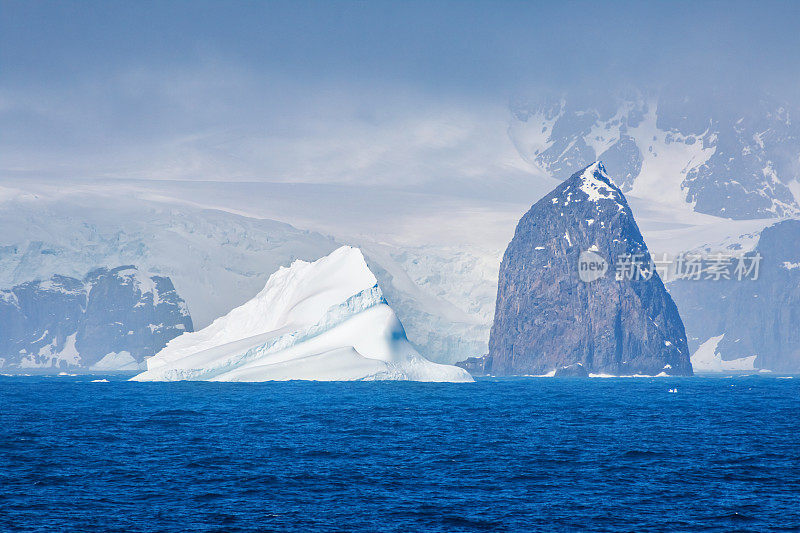 南极洲有冰山的海岸线
