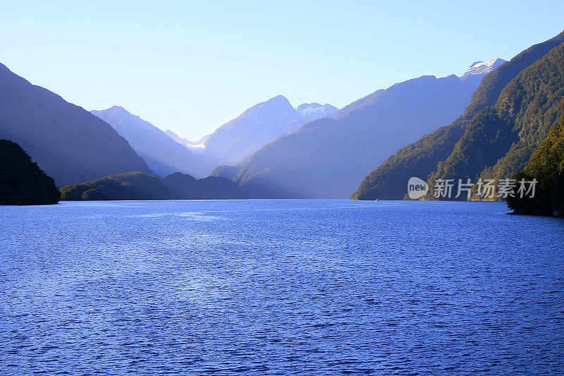 雄伟的疑声峡湾，田园诗般的峡湾景观，新西兰南部全景