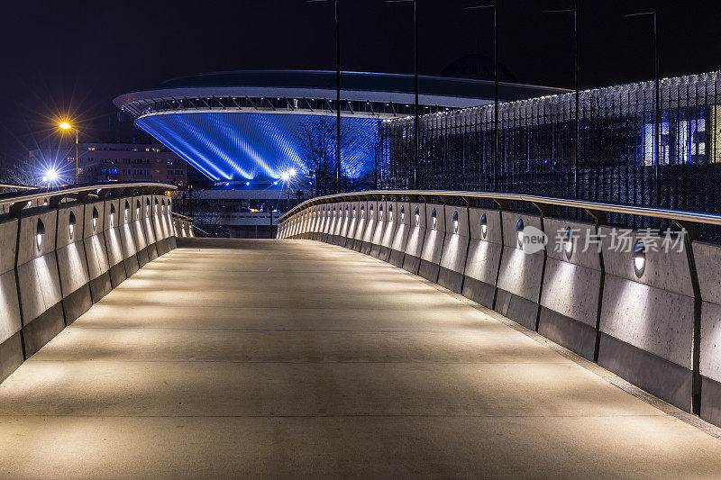 波兰卡托维兹夜间新建的人行天桥