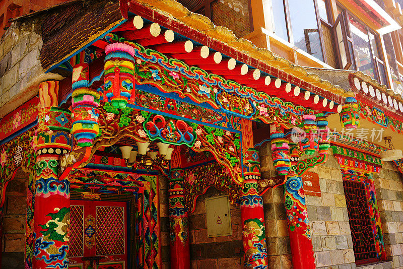 彩色墙壁，木雕，西藏