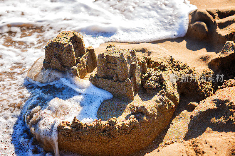 海浪会冲走沙滩上的城堡