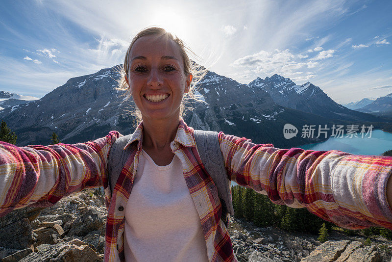 一名年轻女子在山巅湖上的自拍