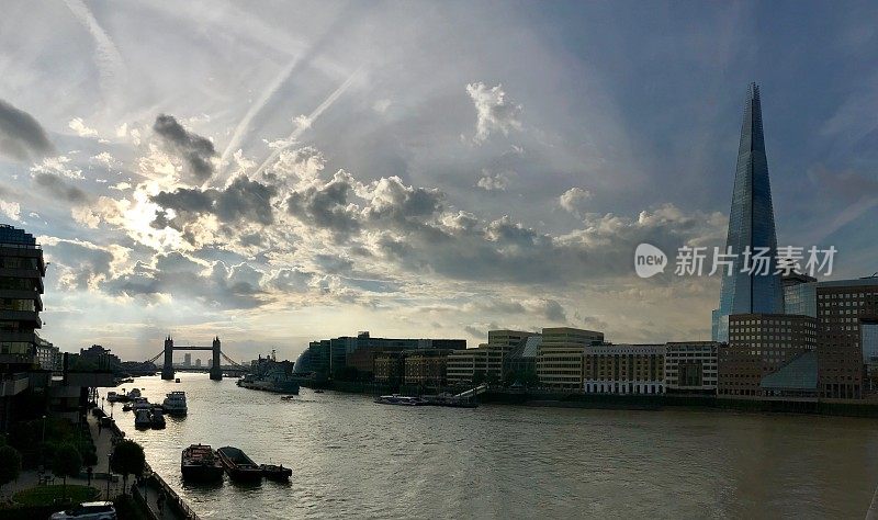 从伦敦泰晤士河北岸的碎片大厦和塔桥眺望