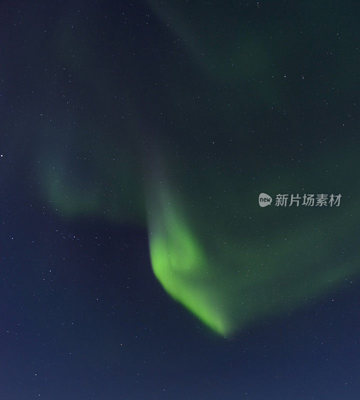 北极光挪威北部夜空中的北极光