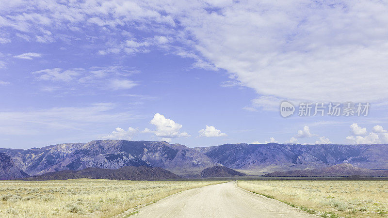 美国蒙大拿州熊牙山和干旱草原的丘陵地带。