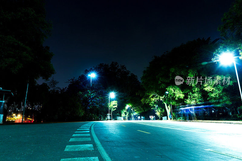 巴西圣保罗伊比拉普埃拉公园的夜晚