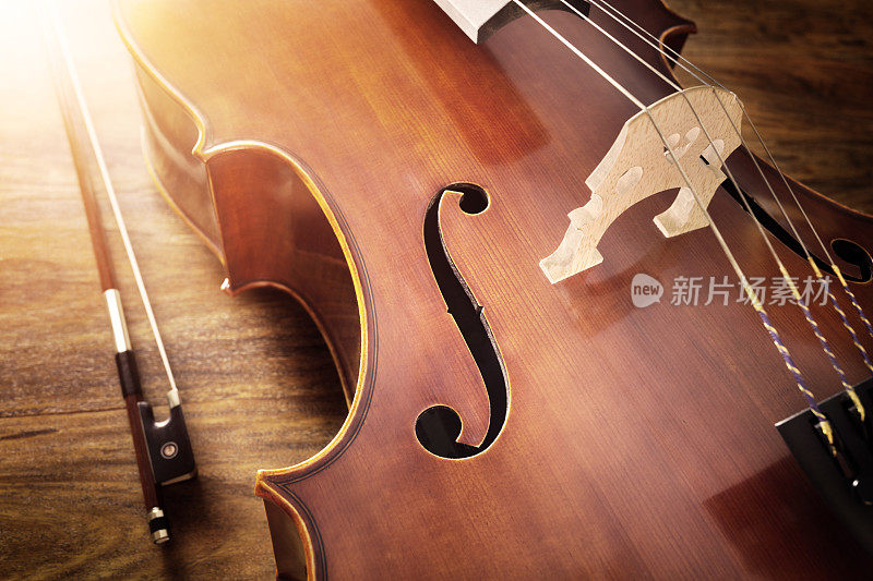 木制背景大提琴