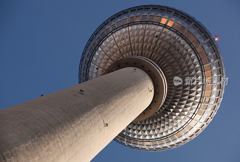 著名的电视塔位于德国柏林亚历山大广场
