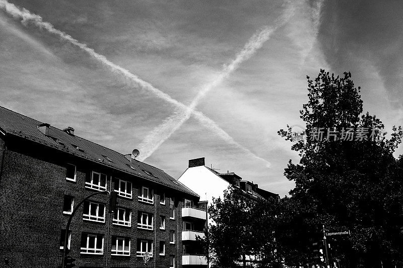 飞机在天空中划出一条条条纹