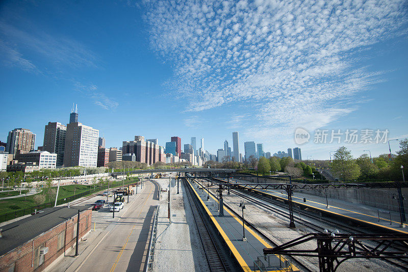 芝加哥天际线，前景是火车轨道