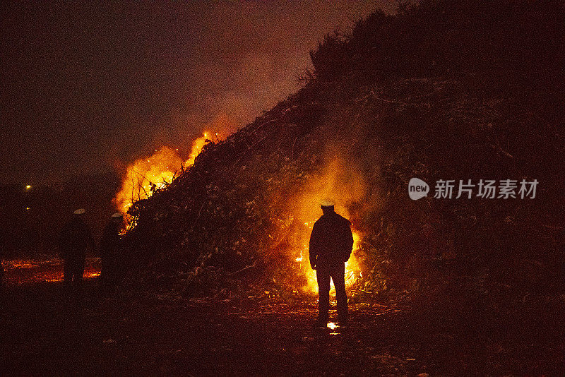 德国汉堡，消防员点燃了一场复活节大火