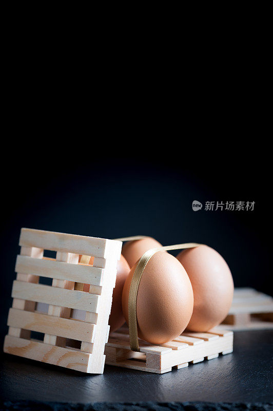 鸡蛋用带子绑在木托盘上