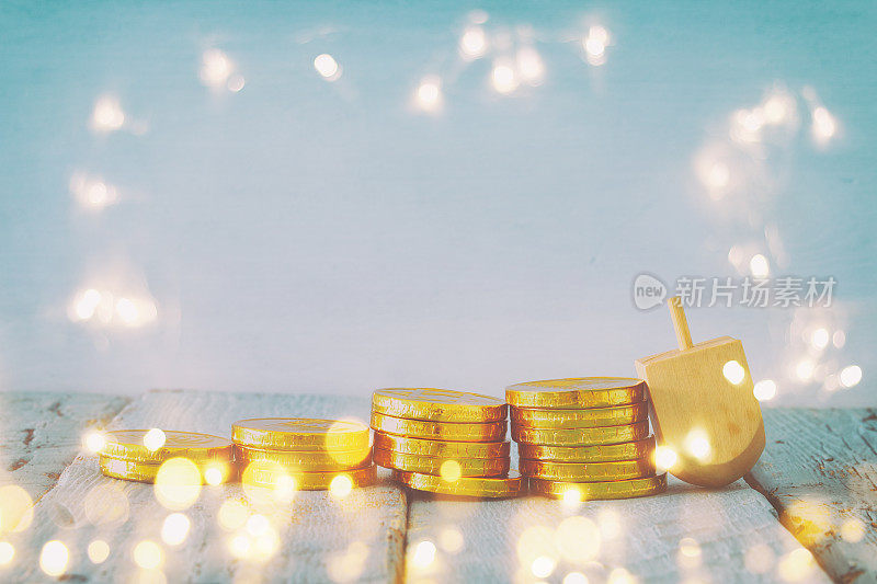 犹太节日光明节图像背景与传统旋转顶部和巧克力硬币