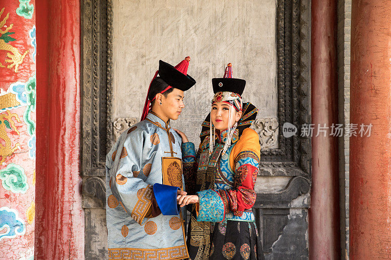 穿着传统蒙古服装的夫妇。