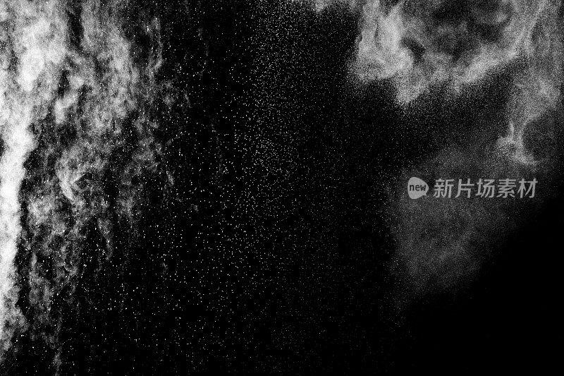 黑色背景上的白色尘埃的定格爆炸。把滑石粉从手上扔出去。停止白色粉末在黑色背景上的移动。